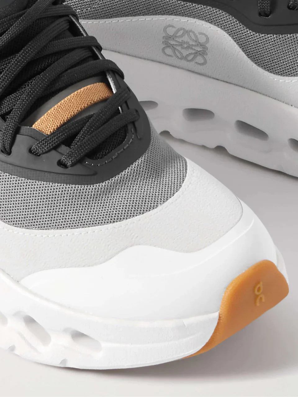 On Cloud × Loewe — Cloudtilt Gris Blanc